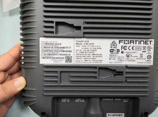 FAP-431F-E FortiAP-431F trong nhà không dây FortiAP - Ba radio (2x 802.11 a/b/g/n/ac/ax, 4x4 MIMO và 1x 802.11 a/b/g/n/ac Wave 2, 2x2 MU-MIMO), ăng-ten bên trong, 1x 100/1000/2500 Base-T RJ45, 1x 10/10